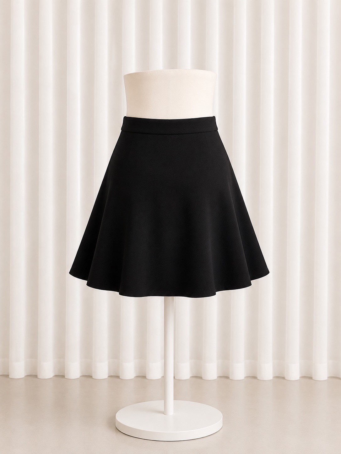 シンプル黒スカート